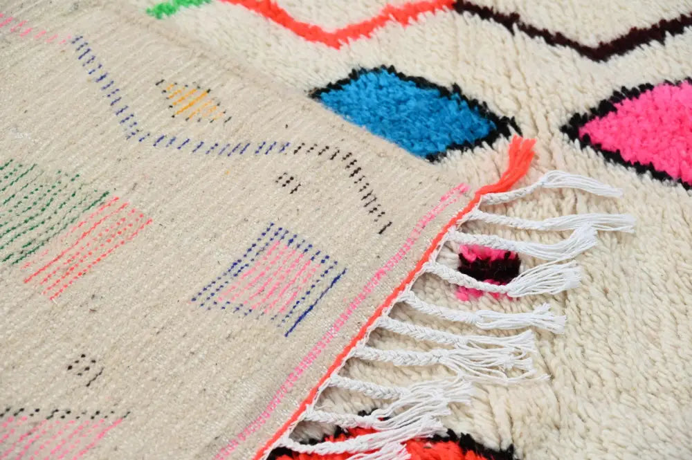 Cream-colored cream-colored DecorBites™ handmade Moroccan azilal rug 250x160cm with vibrant geometric patterns in natural wool
