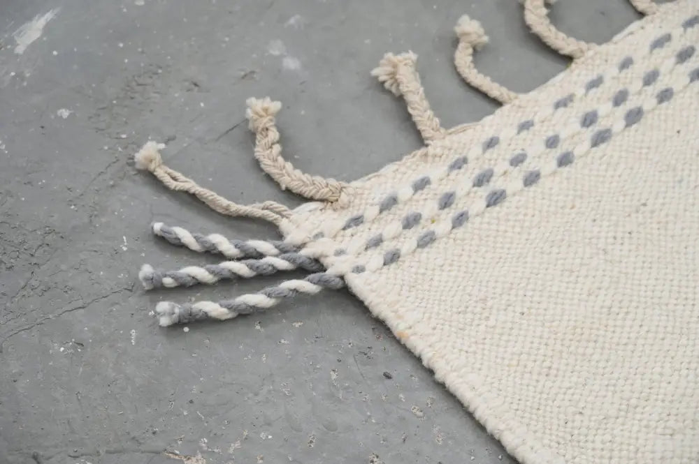 Cream-colored moroccan handmade azilal rug with gray dotted pattern and twisted rope fringe 300x192 cm
