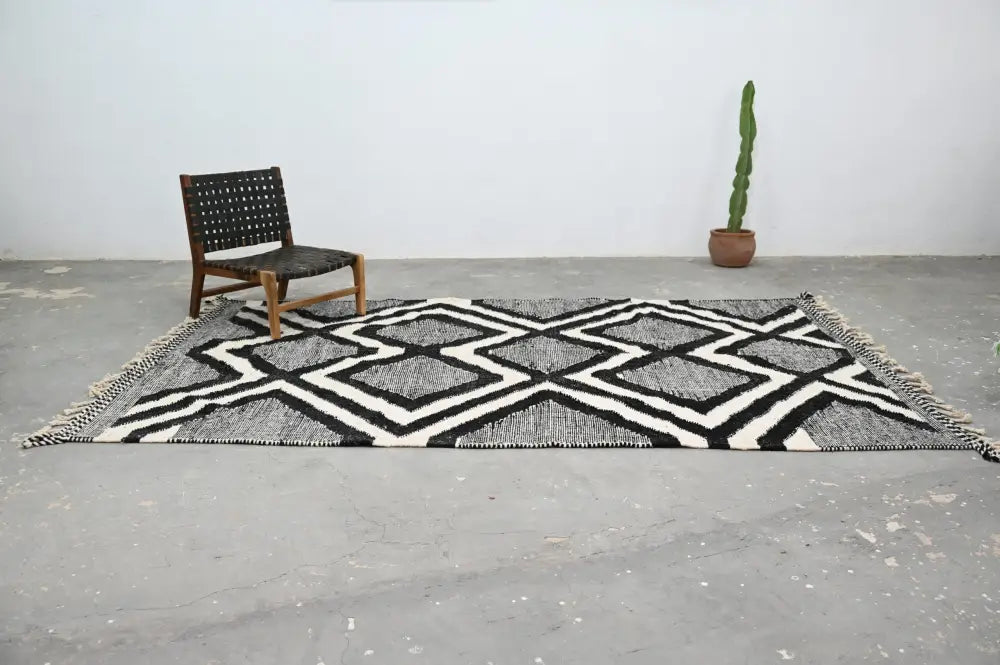 Decorbites™ handmade traditional azilal rug with black and white geometric pattern and fringed edges 326x203 cm
