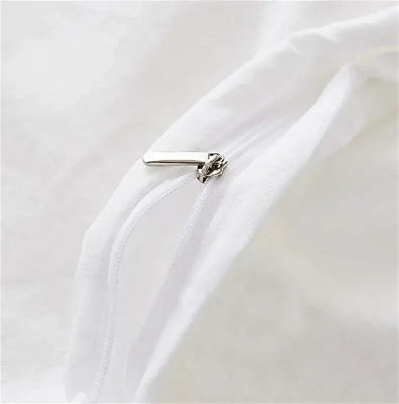 Silver zipper pull on white fabric of a cinnamoroll bedding set duvet cover from decorbites kawaii dorm decor