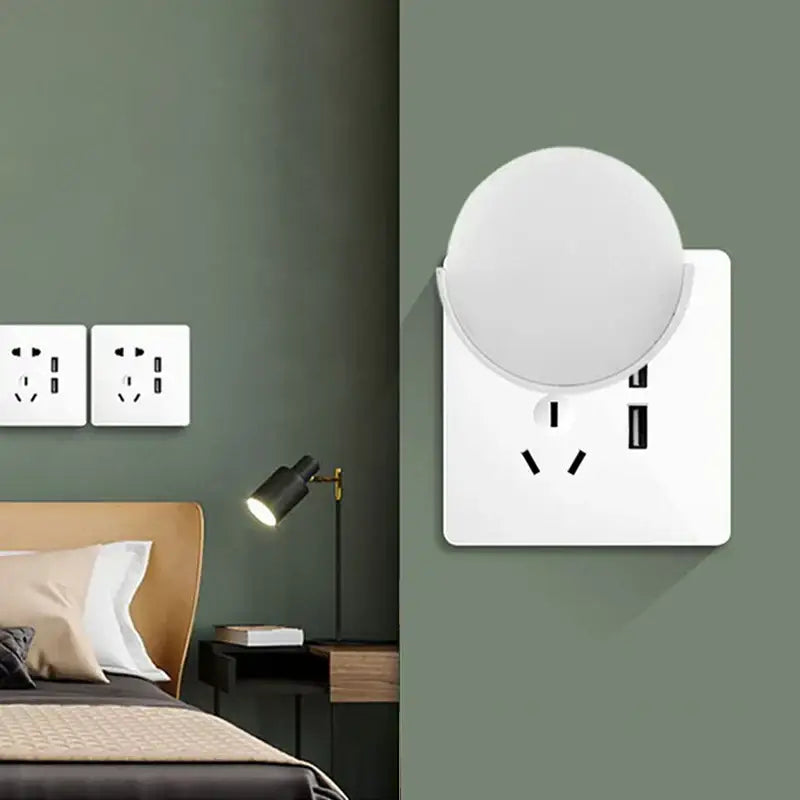 White circular DecorBites™ led night light with integrated USB ports mounted on EU wall outlet for bedroom use