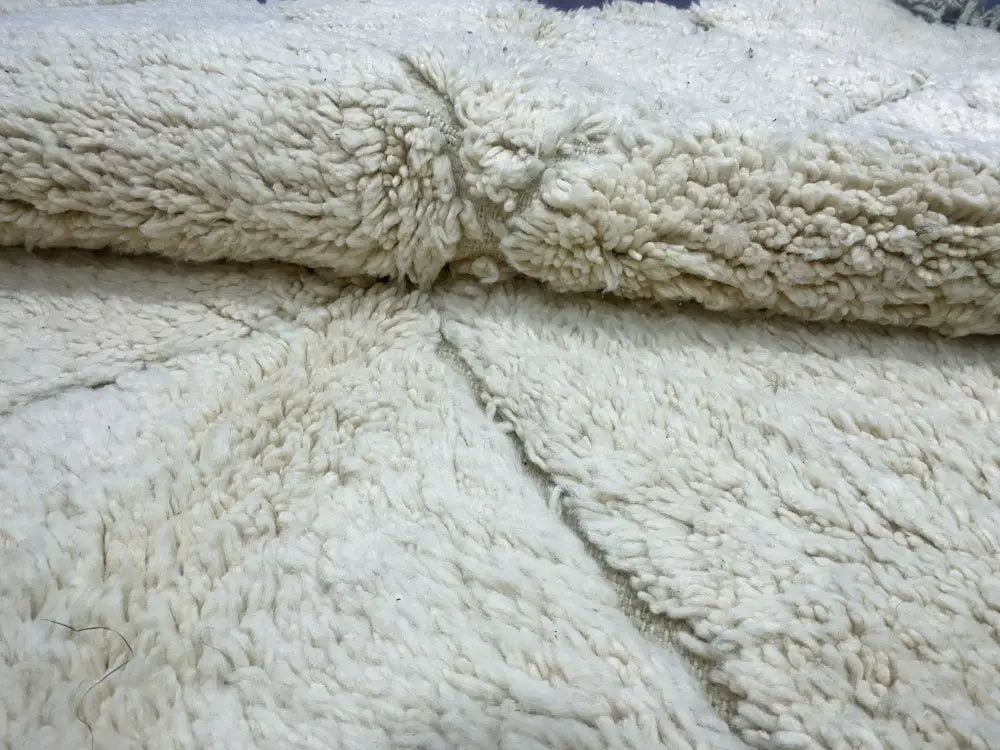 Cream-colored plush sheepskin fabric of a moroccan handmade beni ouarain rug 2.5m x 1.5m by decorbites
