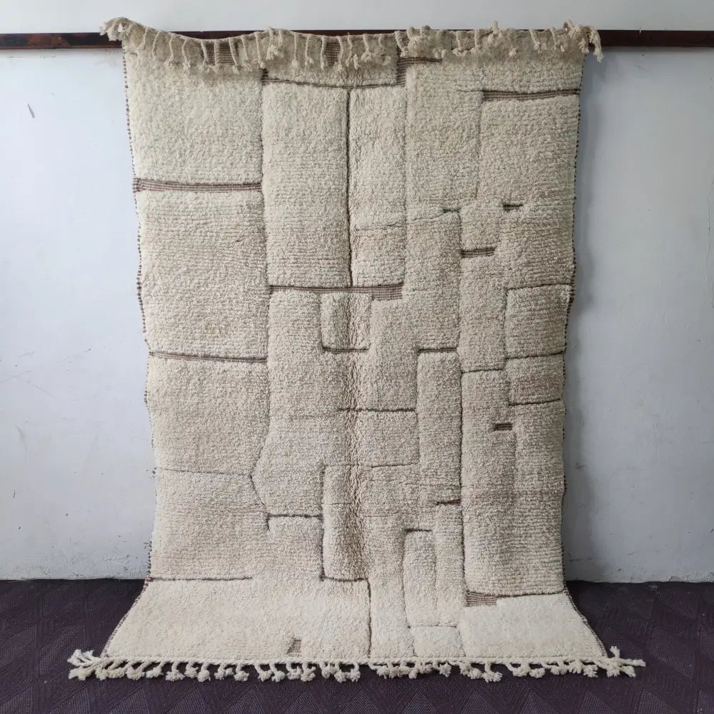Cream-colored textured wool beni ouarain rug with geometric patchwork and fringed edges moroccan handmade 2.5m x 1.5m
