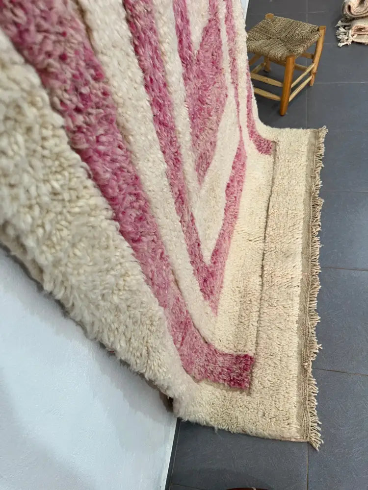 Decorbites™ moroccan handmade beni ouarain carpet with cream and pink stripes thick shaggy texture and fringed edges
