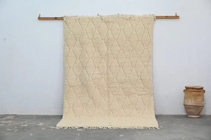 Cream-colored moroccan handmade traditional azilal rug with textured wool and diamond pattern fringed edges 256 x 157 cm