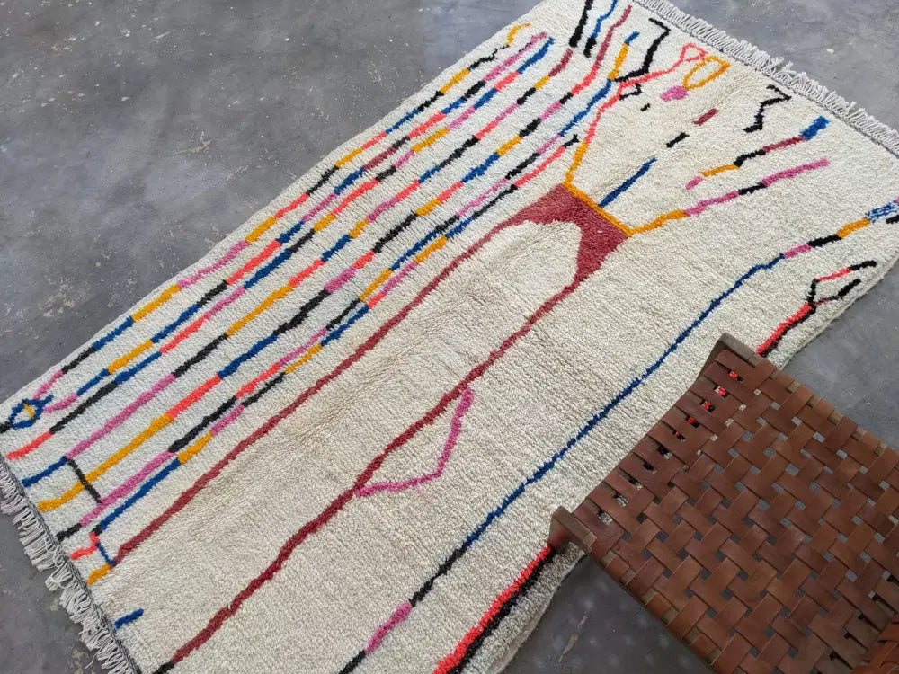 Decorbites™ moroccan handmade azilal rug in cream with bold geometric patterns made of pure natural wool and fringed edges