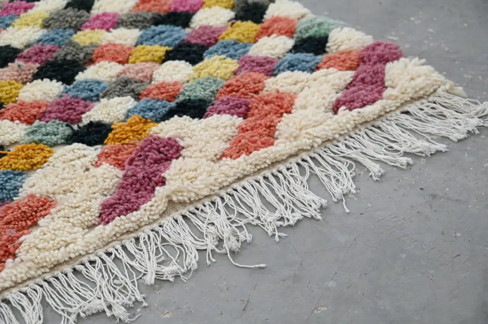 Decorbites™ moroccan handmade traditional azilal rug with chunky knit, geometric pattern, pink orange blue cream, white fringe