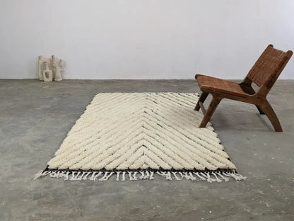 Cream-colored chunky knitted beni ouarain rug with bold chevron pattern and black border trim moroccan handmade