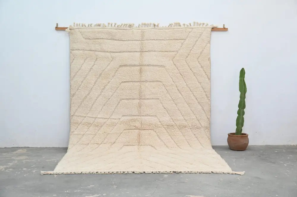 Cream-colored handwoven beni ouarain rug with geometric pattern and fringed edges by decorbites 285 x 205 cm