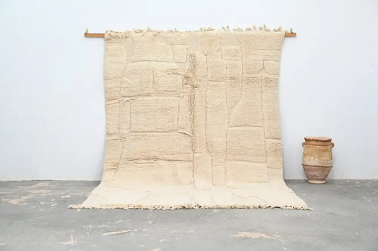Beige textured wool beni ouarain rug with stone-like pattern and fringed edges moroccan handmade traditional design