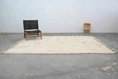 Cream-colored moroccan handmade beni ouarain rug with textured block pattern and fringed edges 285 x 210 cm