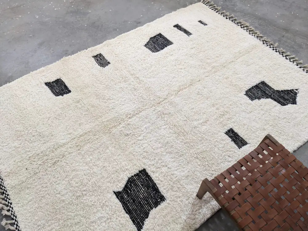 Cream-colored plush wool beni ouarain rug with black geometric pattern and fringed edges moroccan handmade 290 x 210 cm