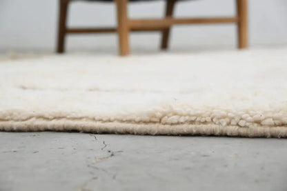 Cream-colored plush wool beni ouarain rug with soft textured edge by decorbites 290 x 214 cm