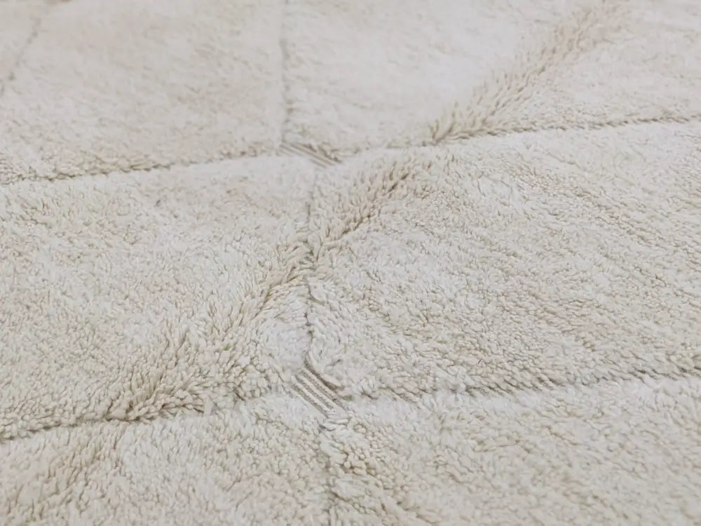 Cream-colored plush terry cloth beni ouarain rug with diamond-patterned weave moroccan handmade bath mat