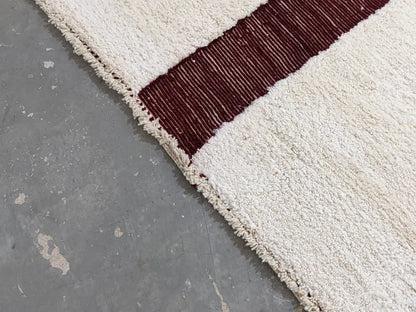 Cream-colored wool beni ouarain rug with bold textured burgundy stripe moroccan handmade traditional beni ouarain rug