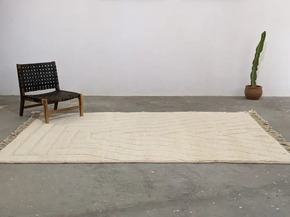 Cream-colored textured wool beni ouarain rug with geometric zigzag pattern and fringed edges moroccan handmade 300 x 200 cm