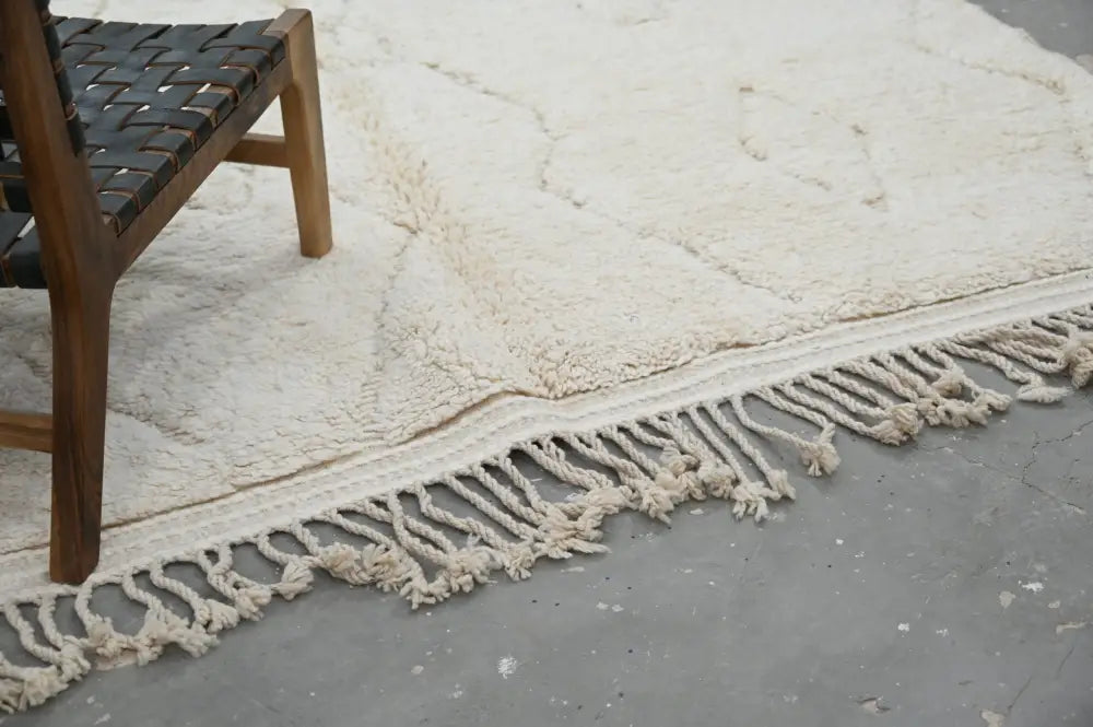 Cream-colored beni ouarain rug with textured surface and long fringe moroccan handmade wool 300 x 208 cm