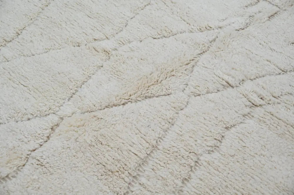 Cream-colored plush woolen beni ouarain rug with textured diamond pattern moroccan handmade traditional design