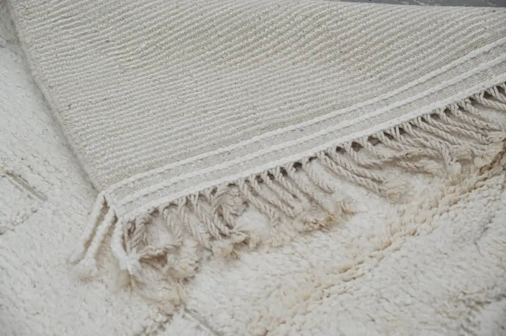 Off-white textured wool beni ouarain rug with fringed edge moroccan handmade traditional beni ouarain rug 300 x 208 cm