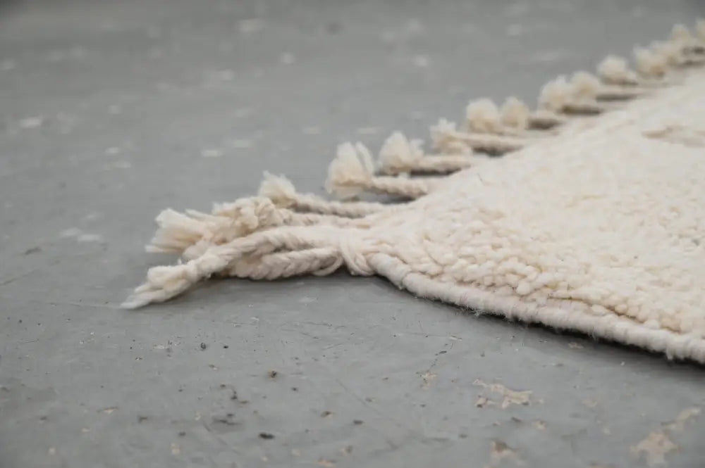 Cream-colored textured wool beni ouarain rug with fringed edge moroccan handmade traditional 300 x 211 cm