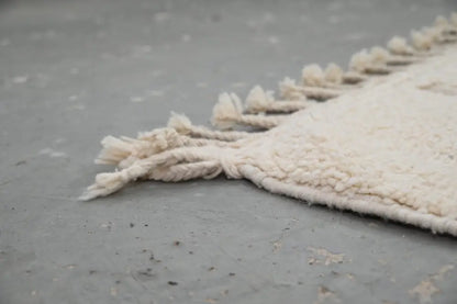 Cream-colored textured wool beni ouarain rug with fringed edge moroccan handmade traditional 300 x 211 cm
