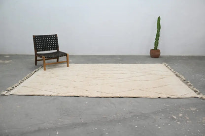 Cream-colored moroccan handmade beni ouarain rug with geometric diamond pattern and fringed edges 300 x 211 cm