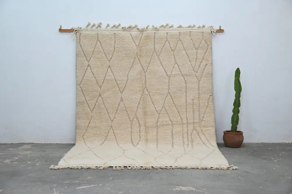 Beige moroccan handmade beni ouarain rug with geometric diamond pattern and fringed edges 300 x 211 cm