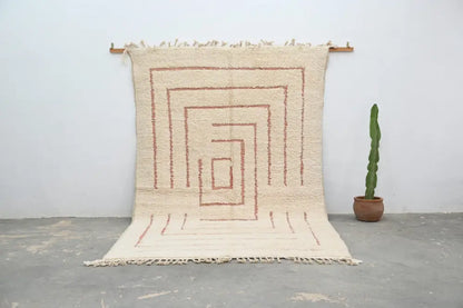 Cream-colored beni ouarain rug with geometric red-brown pattern and fringed edges moroccan handmade wool decor