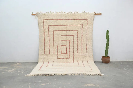 Cream-colored beni ouarain rug with geometric red-brown pattern and fringed edges moroccan handmade wool decor