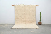 Cream-colored beni ouarain rug with geometric hexagonal pattern handmade wool moroccan traditional beni ouarain rug