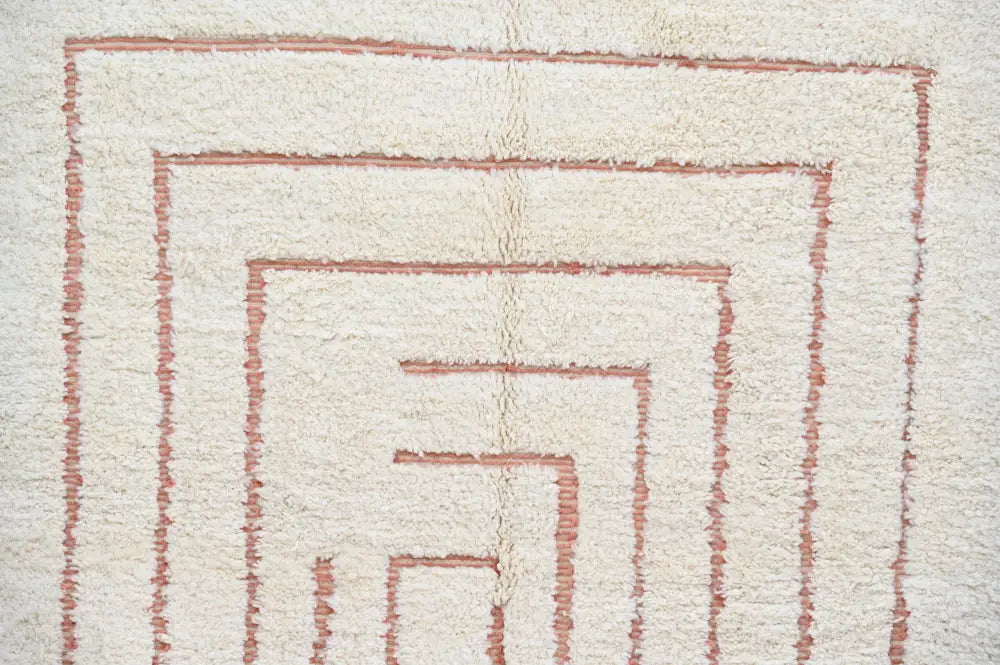 Cream-colored shaggy beni ouarain rug with geometric concentric terracotta pattern moroccan handmade 302 x 200 cm