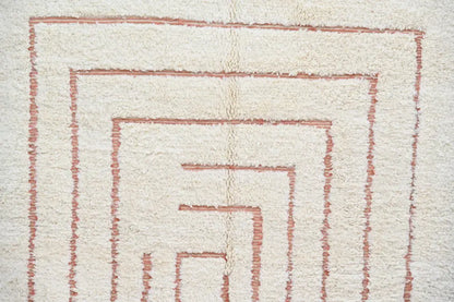 Cream-colored shaggy beni ouarain rug with geometric concentric terracotta pattern moroccan handmade 302 x 200 cm