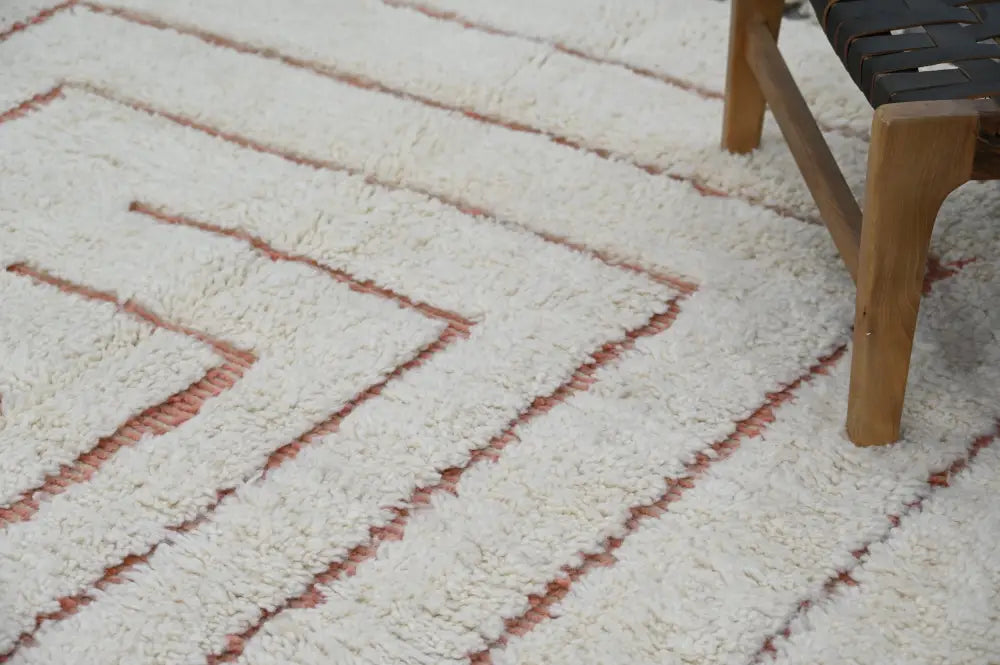 Cream-colored beni ouarain rug with geometric dusty rose red zigzag pattern moroccan handmade traditional design