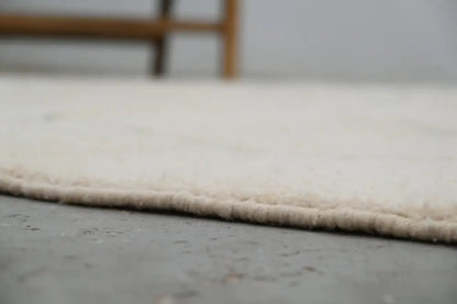 Cream-colored plush woolen beni ouarain rug with soft textured surface and neatly finished edge moroccan handmade 305 x 205 cm