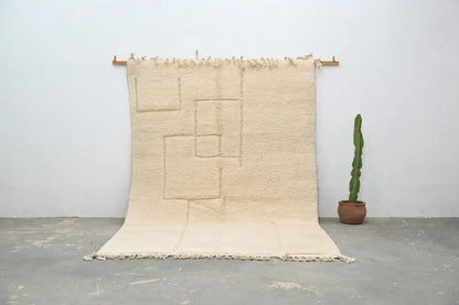 Beige wool beni ouarain rug with geometric pattern and fringed edges from decorbites™ measuring 307 x 205 cm