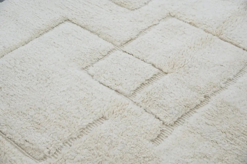 Cream-colored plush beni ouarain rug with geometric raised square pattern decorbites™ moroccan traditional design