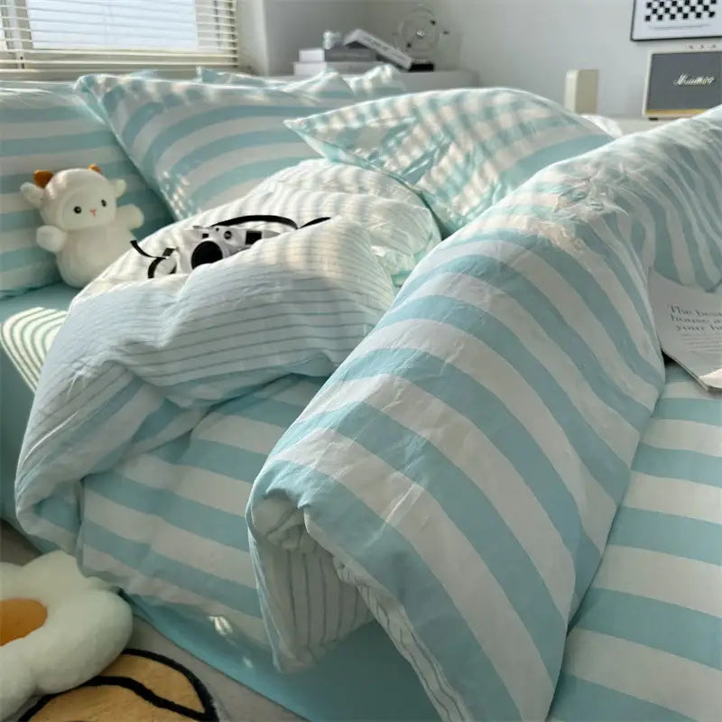 Decorbites™ striped quilt set with pillowcases and bed sheet in light blue and white soft textured fabric