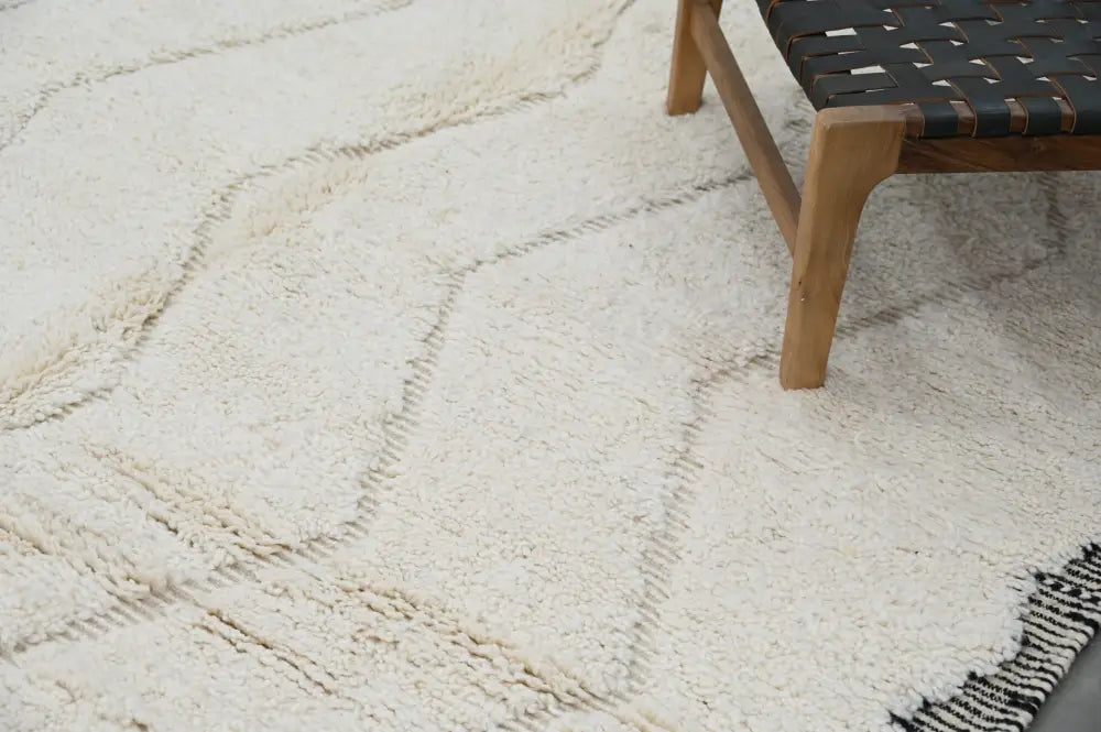 Cream-colored shaggy tapis beni ouarain with geometric dark cream pattern from decorbites™ 290 x 205 cm