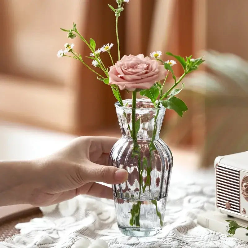 DecorBites™ transparent nordic vase with vertical ridges and flared neck holding pink rose and white daisies
