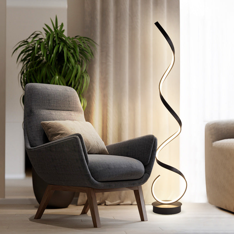 Moderne und einfache Nachttischbodenlampe im Schlafzimmer