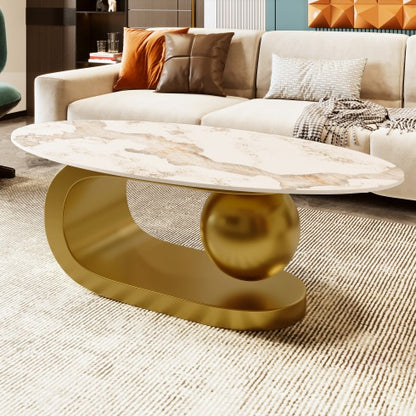 Moderne ovale Couchtisch für das Wohnzimmer, Couchtischplatte aus gesintertem Stein mit Marmor-Muster und goldener Edelstahlbasis in 47,2