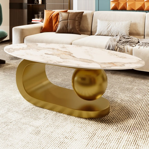 Moderne ovale Couchtisch für das Wohnzimmer, Couchtischplatte aus gesintertem Stein mit Marmor-Muster und goldener Edelstahlbasis in 47,2