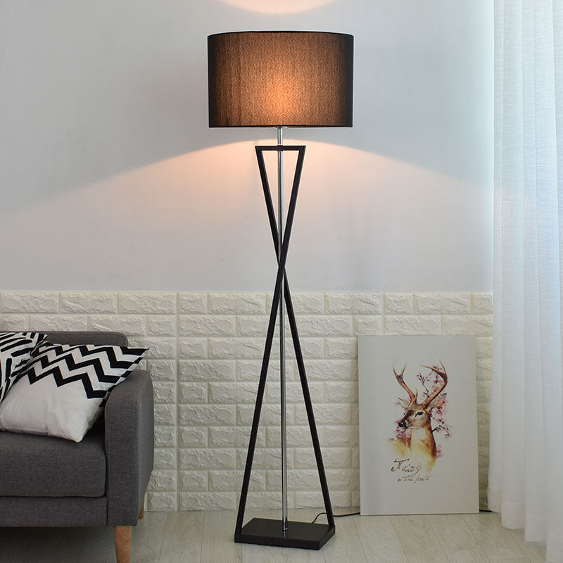 Wohnzimmer Stehlampe Einfaches Sofa Vertikaler Tisch