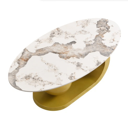 Moderne ovale Couchtisch für das Wohnzimmer, Couchtischplatte aus gesintertem Stein mit Marmor-Muster und goldener Edelstahlbasis in 47,2