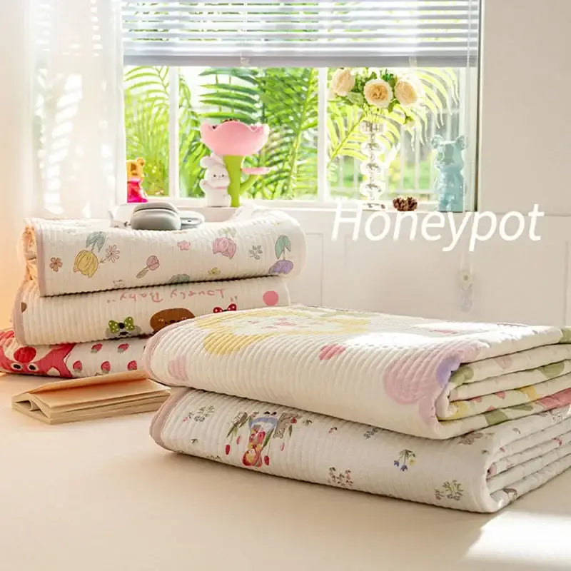 Soft pastel-colored quilted mattress mat with lucky dinosaur decorbites cartoon pattern cotton for bedroom bedding