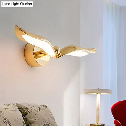 Luxury minimalist creative gold-colored seagull wall lamp with outstretched wings for bedroom and living room use
