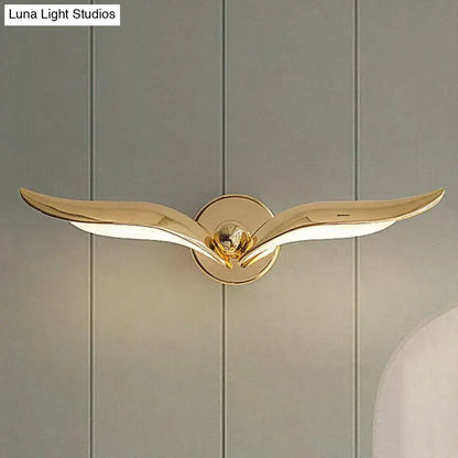 Luxury minimalist creative gold-colored wall-mounted seagull lamp shaped like outstretched wings for bedroom and living room