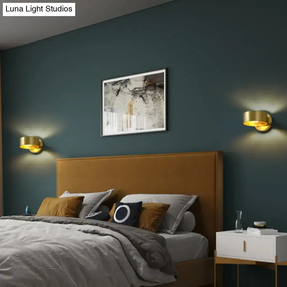 Gold-finished minimalist brass curved wall lamp sconce light with sleek modern design for 110v-120v and 220v-240v use