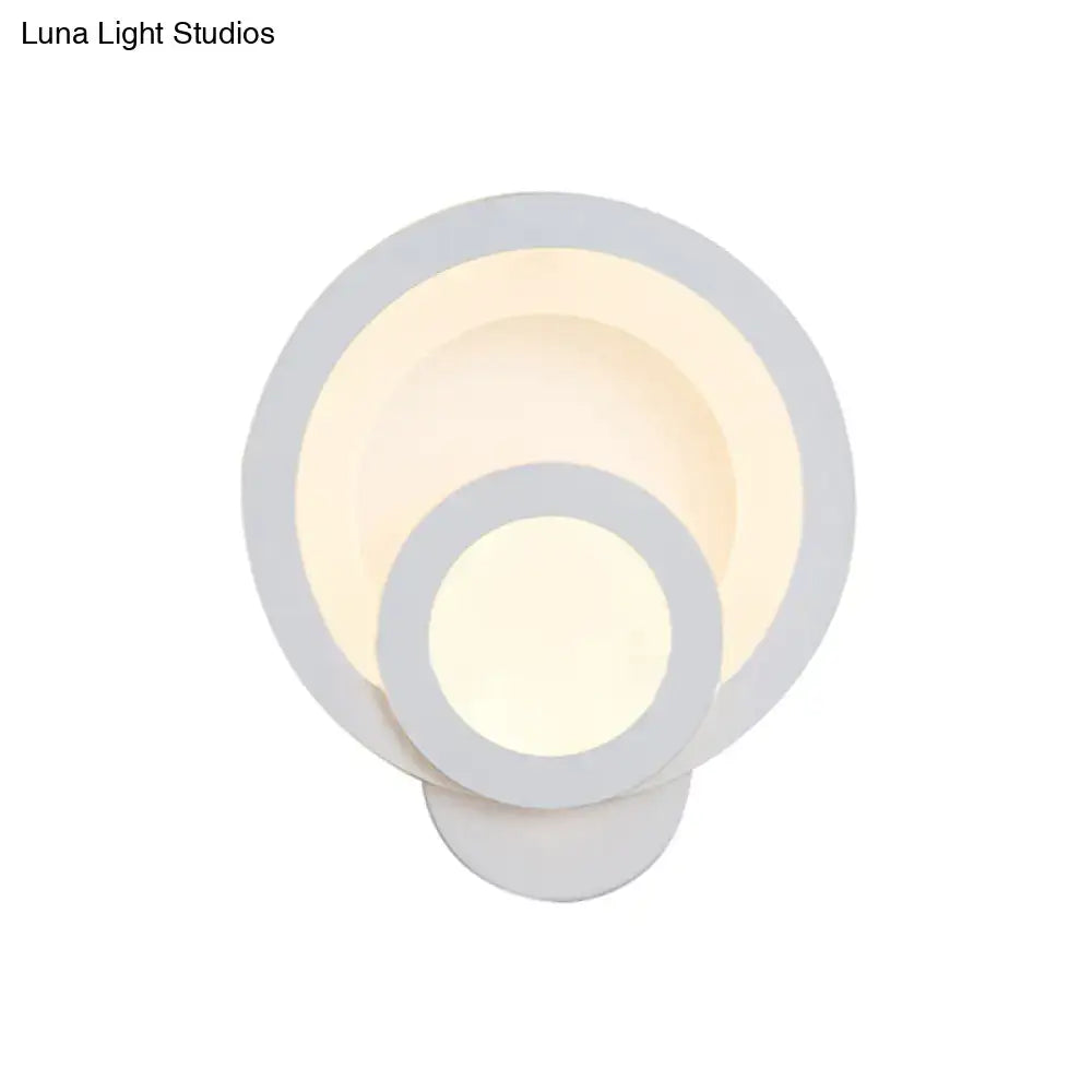 Modern round white wall light with concentric rings in matte finish and warm white led for stairway use