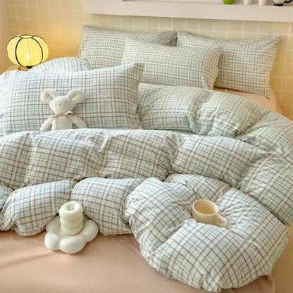 Plush soft white and gray checkered double layer yarn bedspread set with cozy quilted texture for bedroom bedding